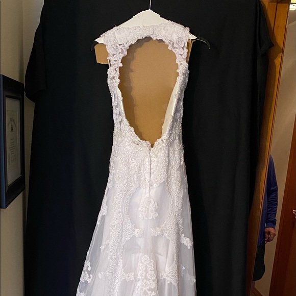 Beautiful wedding gown - Picture 3 of 6